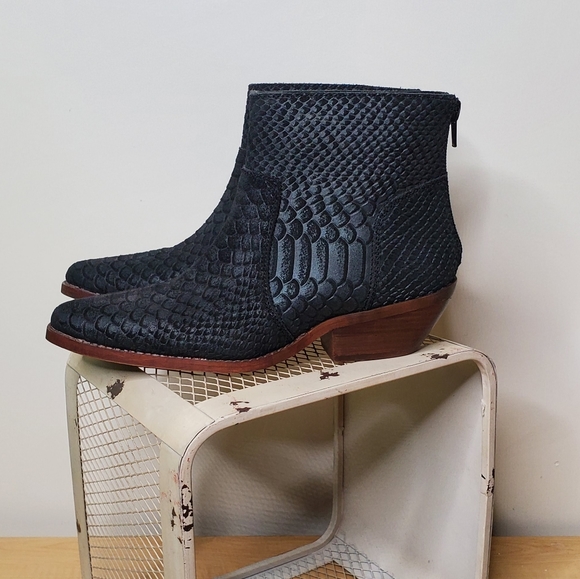 Diba Shoes - Diba Zora Ankle Boots EUC Size 6